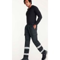 Pantalón Sarga resistente, con refuerzo en rodillas, con tiras reflectantes. 65% Pol - 35% Alg. Sarga  235 g/m²
