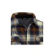 Camisa de cuadros con forro polar interior.