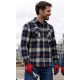Camisa de cuadros con forro polar interior.